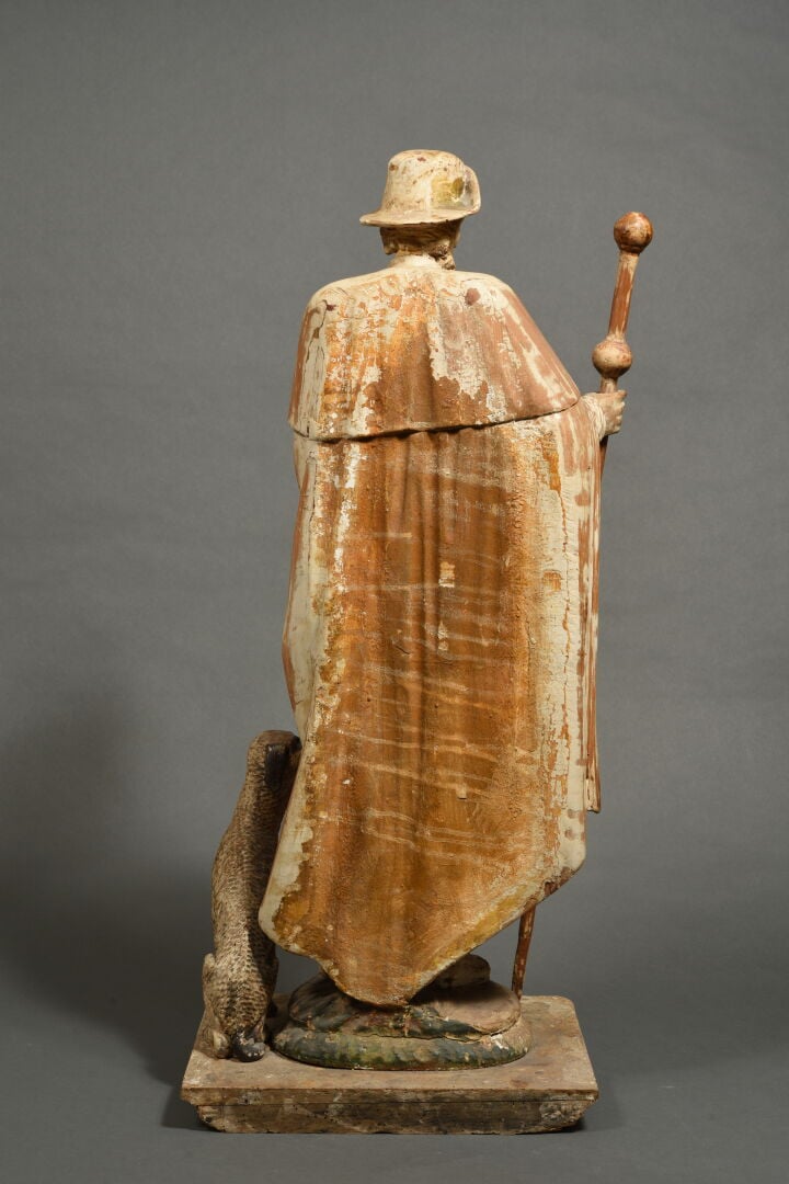 Saint Roch en bois de résineux sculpté avec traces de polychromie. Portant une…