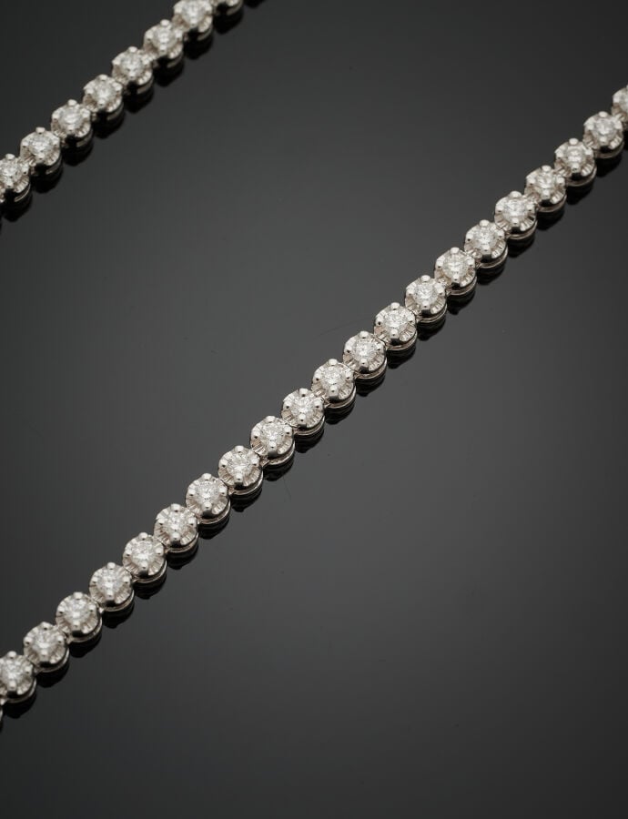 SAUTOIR en or gris (750‰) serti d'un alignement de diamants taille brillant. -…