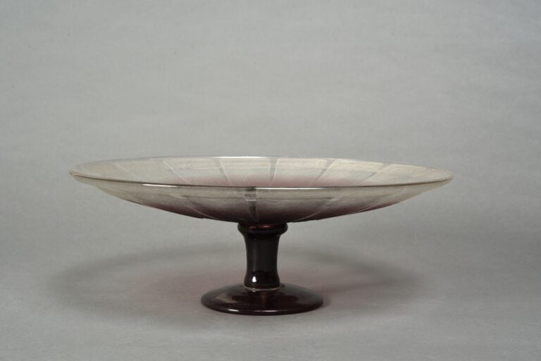 SCHNEIDER - Coupe circulaire sur piédouche en verre teinté mauve à décor rayonn…