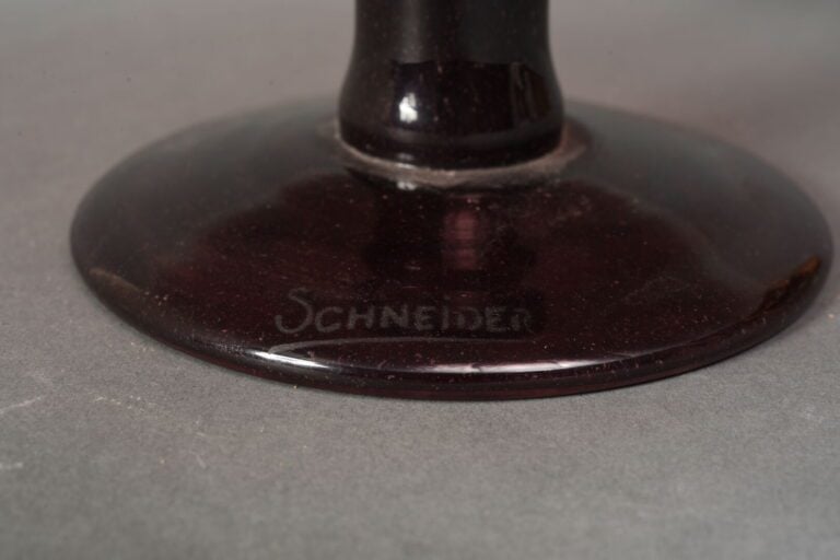 SCHNEIDER - Coupe circulaire sur piédouche en verre teinté mauve à décor rayonn…