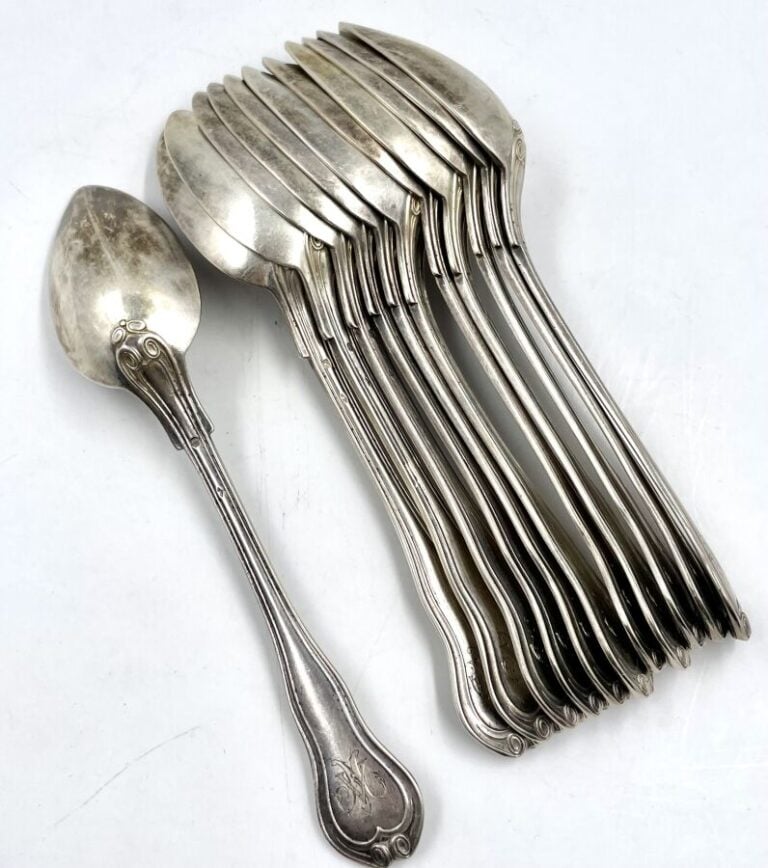 Série de 12 grandes cuillers en argent (950‰) à décor gravé de filets - et coqu…