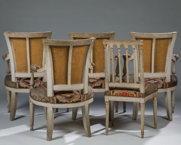 Suite de quatre fauteuils en bois laqué crème à dossier cabriolet trapézoïdal.…