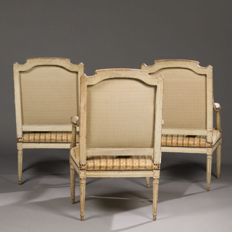 Suite de trois FAUTEUILS en bois mouluré relaqué crème à dossier chapeau de - g…