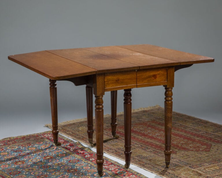 Table à volets en placage d'acajou et deux allonges - 72 x 117 x 90 cm