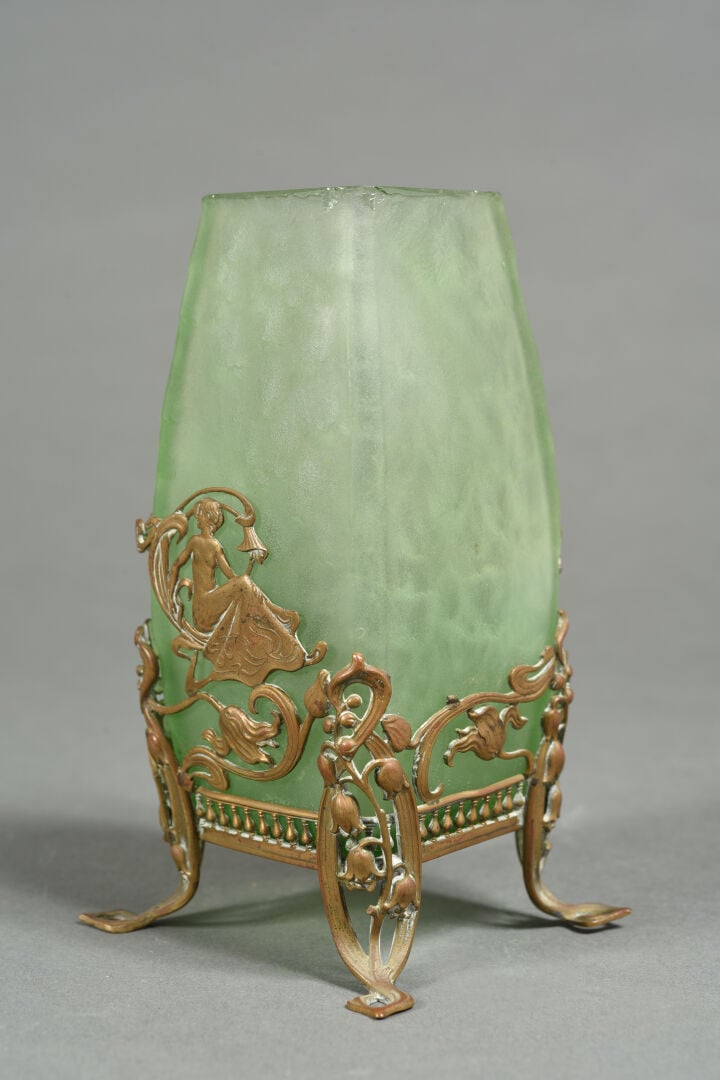 Travail 1900 - Vase en verre poli vert de section carrée, monture en métal doré…