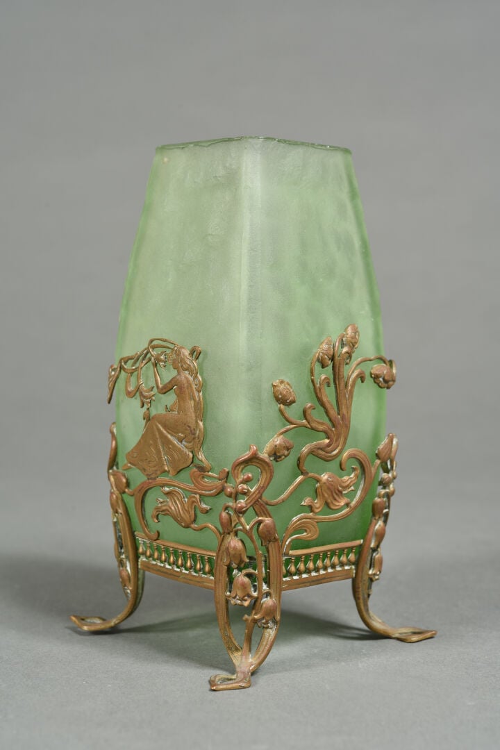 Travail 1900 - Vase en verre poli vert de section carrée, monture en métal doré…