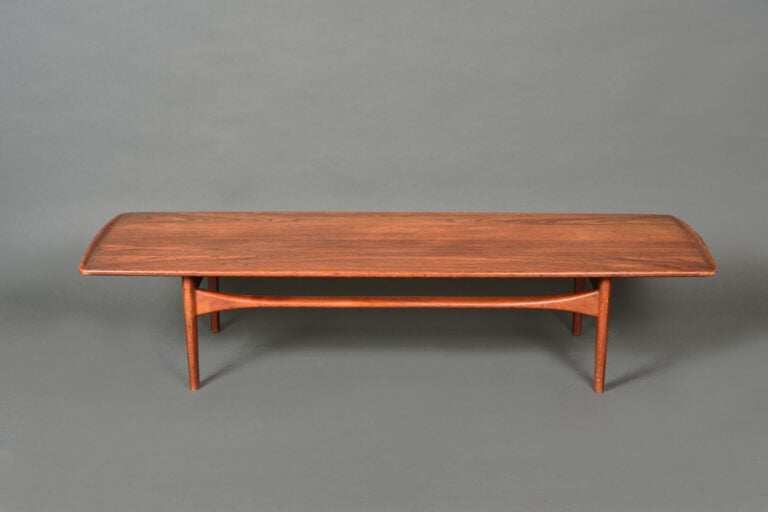 Travail DANOIS 1960 - Table basse en bois exotique à plateau rectangulaire repo…
