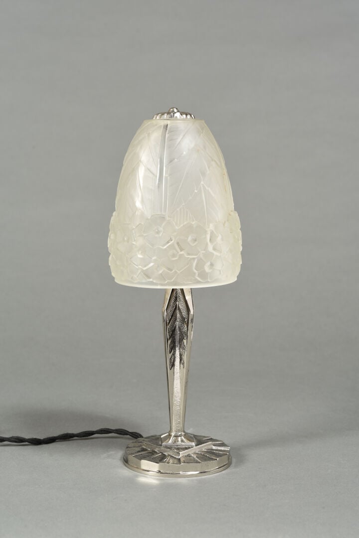Travail FRANCAIS - Lampe de bureau à piétement en bronze argenté surmonté d'une…