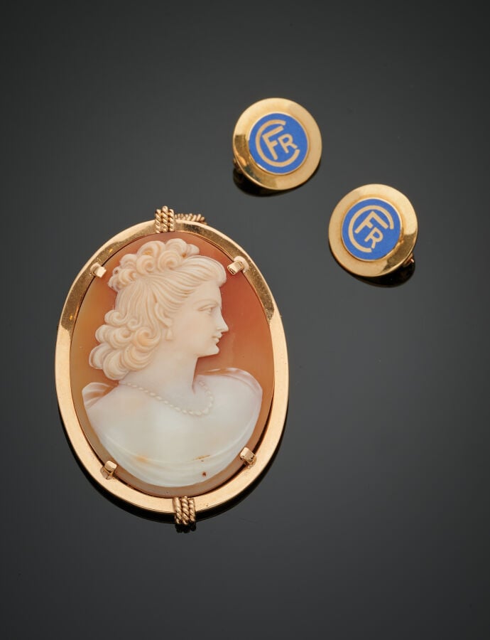 Trois BROCHES en or jaune (750‰) comprenant - - une paire circulaire pour rever…