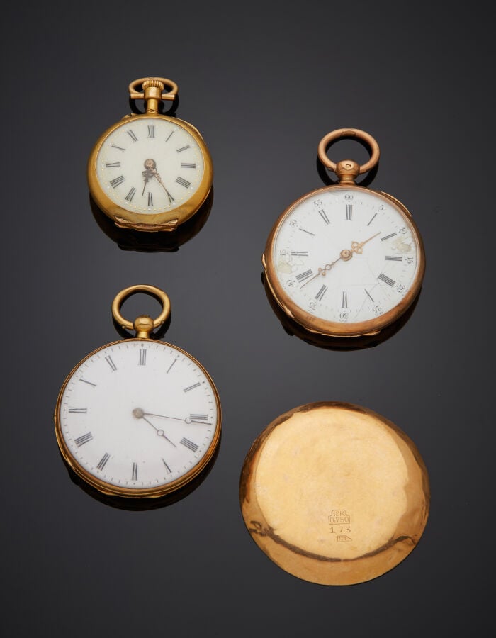 Trois petites MONTRES de POCHE en or jaune et or rose (750‰) ciselé et guilloch…