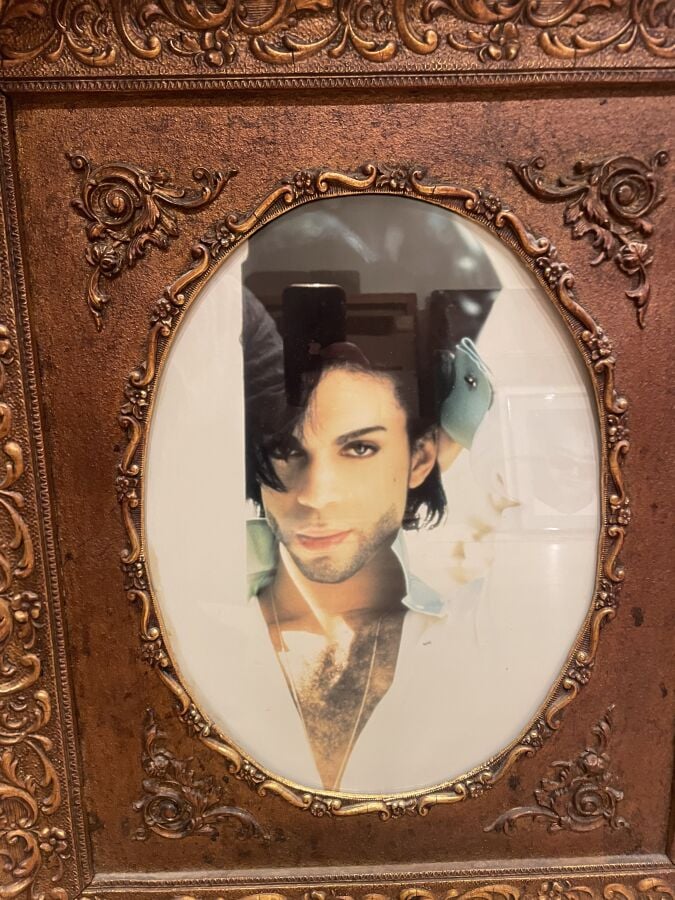 Trois photos de Prince, encadrées - - Profil droit, photo : 38 x 27,5 cm (à vue…
