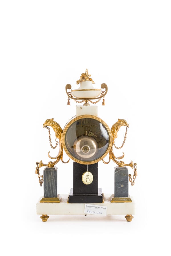 Une pendule portique avec colonne centrale sommé d'un vase en marbre blanc et -…