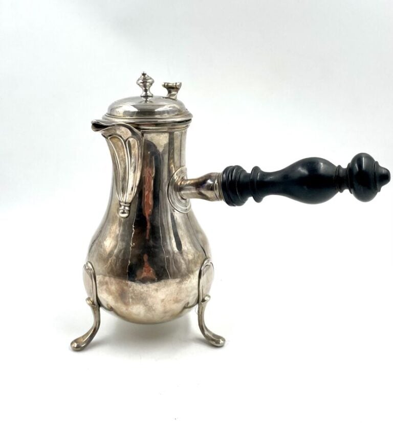 Verseuse tripode en argent uni (950‰). Le bec verseur cannelé, la - prise latér…