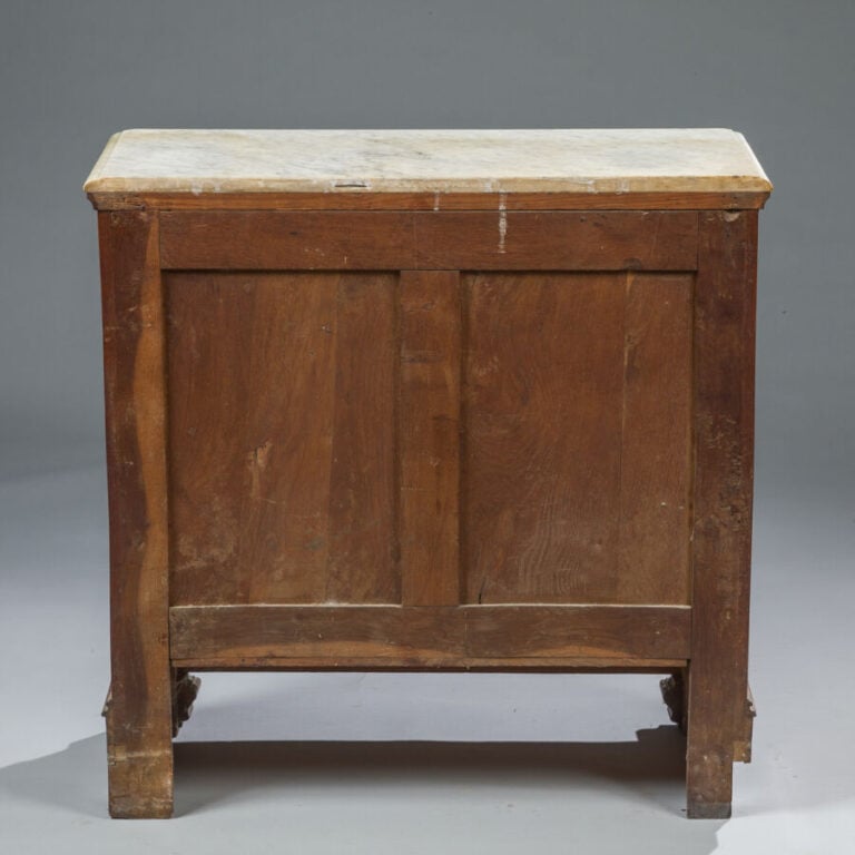 Vitrine en bois naturel basse à deux vantaux surmontée d'un marbre - blanc. - X…