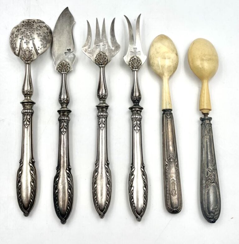 2 Cuillères à bouillie dépareillées en argent fourré 950 ‰ , à décor de filets…