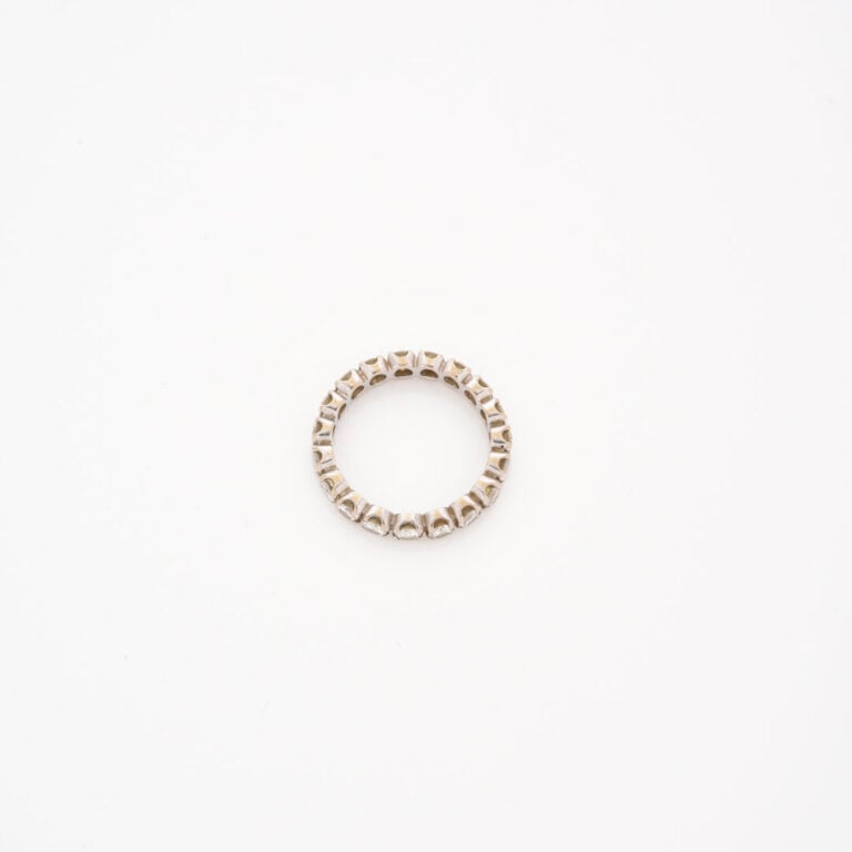 Alliance américaine en or gris (750) ornée de diamants taille brillant en serti…