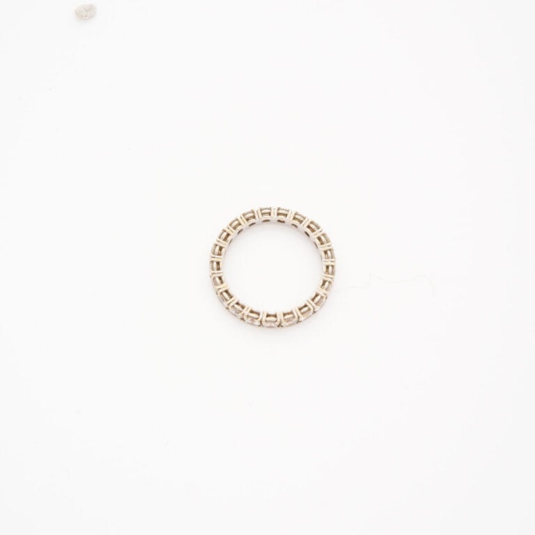 Alliance américaine en or gris (750) sertie de diamants taille brillant en sert…