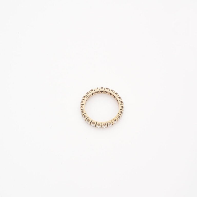 Alliance américaine en or gris (750) sertie de diamants taille brillant - Poids…