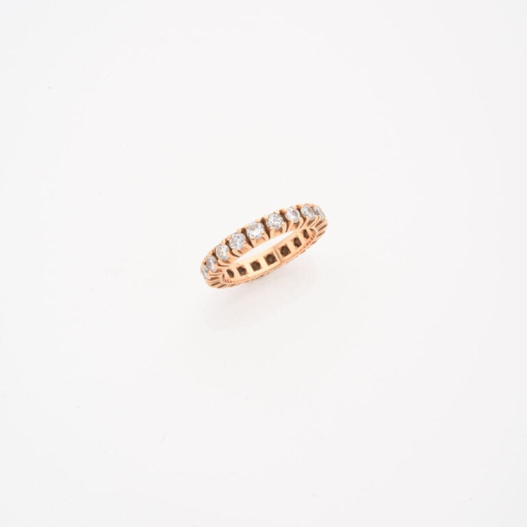 Alliance américaine en or jaune (750) ornée de diamants taille brillant en sert…