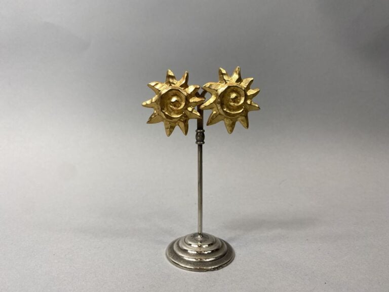 ANONYME - Paire de boucles d'oreilles clip en métal doré figurant un soleil - D…