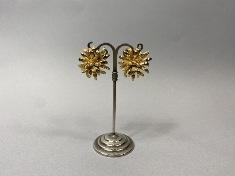 ANONYME - Paire de boucles d'oreilles clip fleur en métal doré - Diam : 2.9 cm…