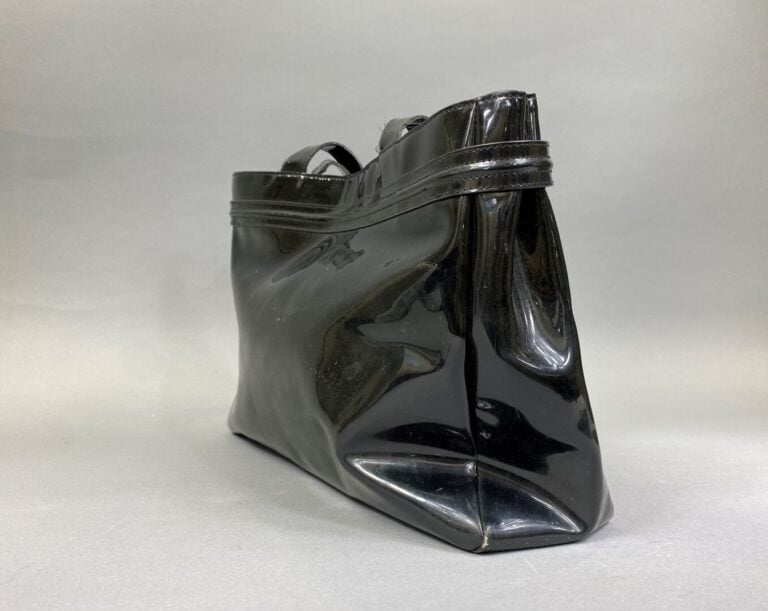 ARMANI JEANS - Sac cabas en PVC noir, siglé sur l'avant, double poignée, intéri…