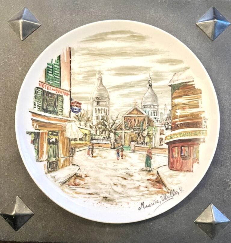 ASSIETTE décorative en porcelaine émaillée "Hôtel du Tertre"dans le goût d'UTRI…