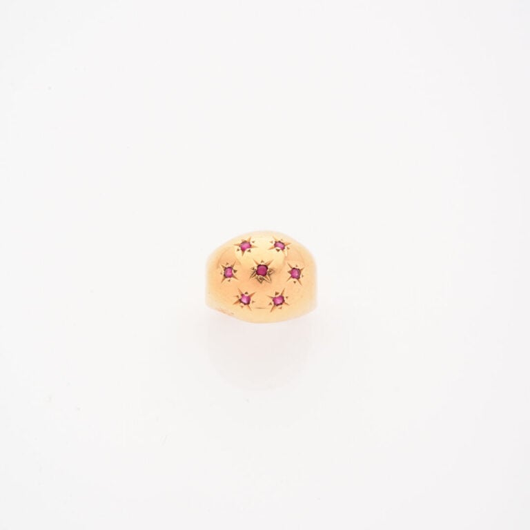 Bague boule en or jaune (750) ponctuée de pierres rouges facettés en serti étoi…