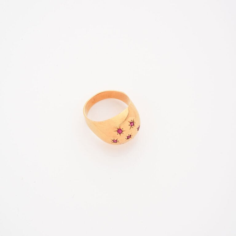 Bague boule en or jaune (750) ponctuée de pierres rouges facettés en serti étoi…
