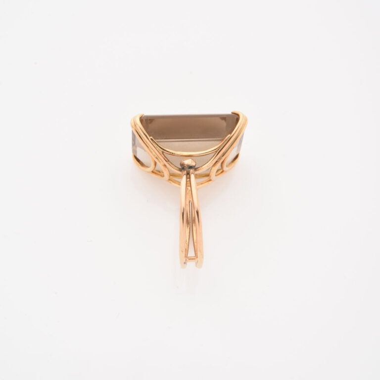 *Bague cocktail en or jaune (750) ornée d'un quartz fumé taillé à degrés, en se…