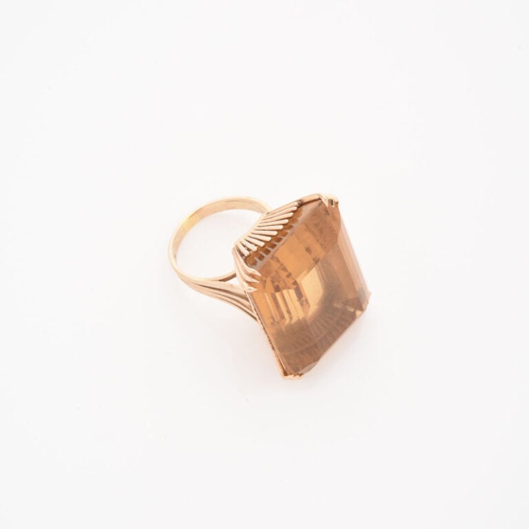 Bague cocktail en or jaune (750) ornée d'une importante citrine en serti triple…