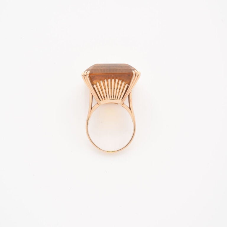 Bague cocktail en or jaune (750) ornée d'une importante citrine en serti triple…