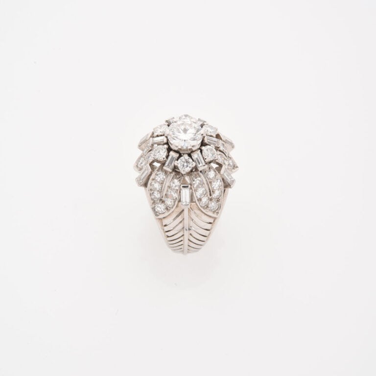 Bague dôme en platine (850) ornée d'un diamant taille brillant en serti griffe…