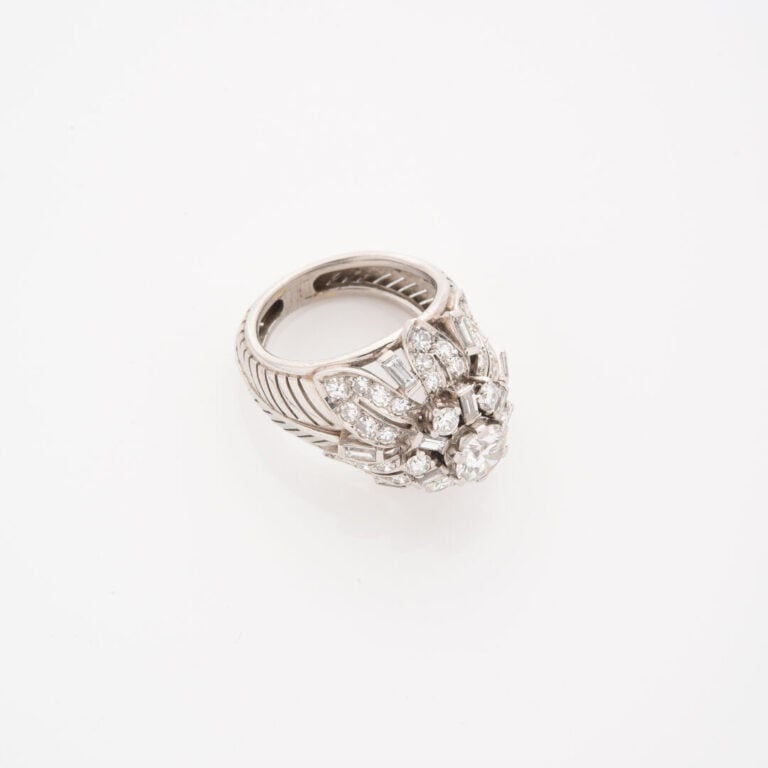 Bague dôme en platine (850) ornée d'un diamant taille brillant en serti griffe…