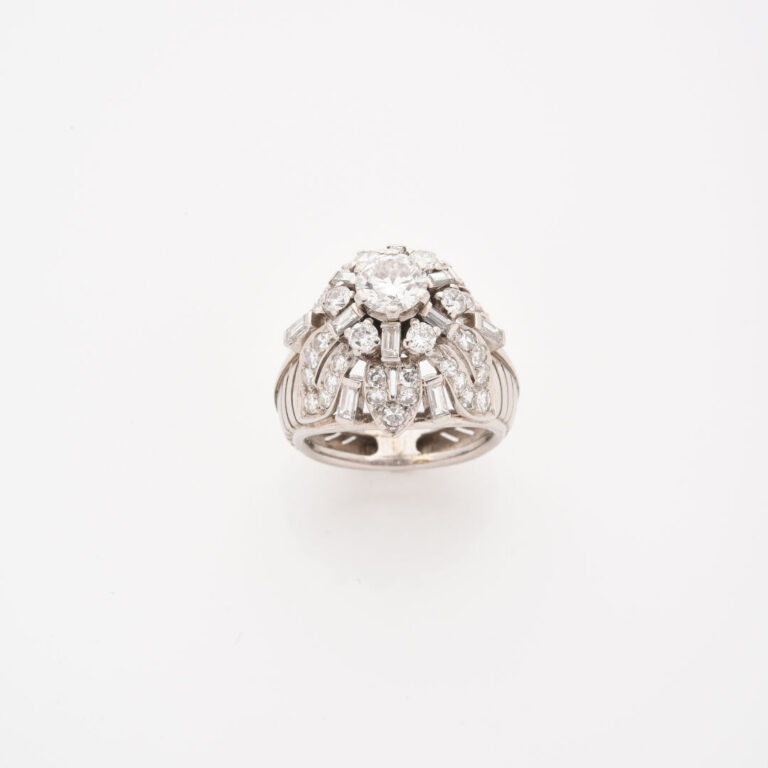 Bague dôme en platine (850) ornée d'un diamant taille brillant en serti griffe…