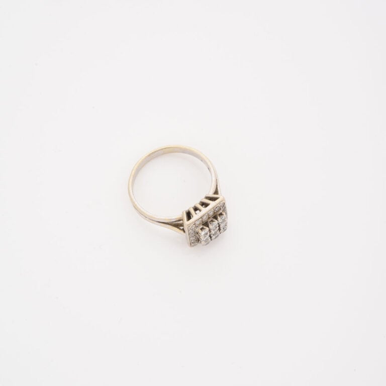 Bague en or gris (750) à chaton carré orné d'un pavage de diamants taille brill…
