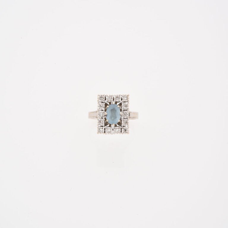 Bague en or gris (750) à chaton rectangulaire centré d'une aigue-marine de tail…