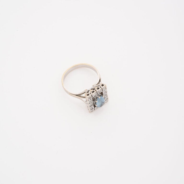 Bague en or gris (750) à chaton rectangulaire centré d'une aigue-marine de tail…