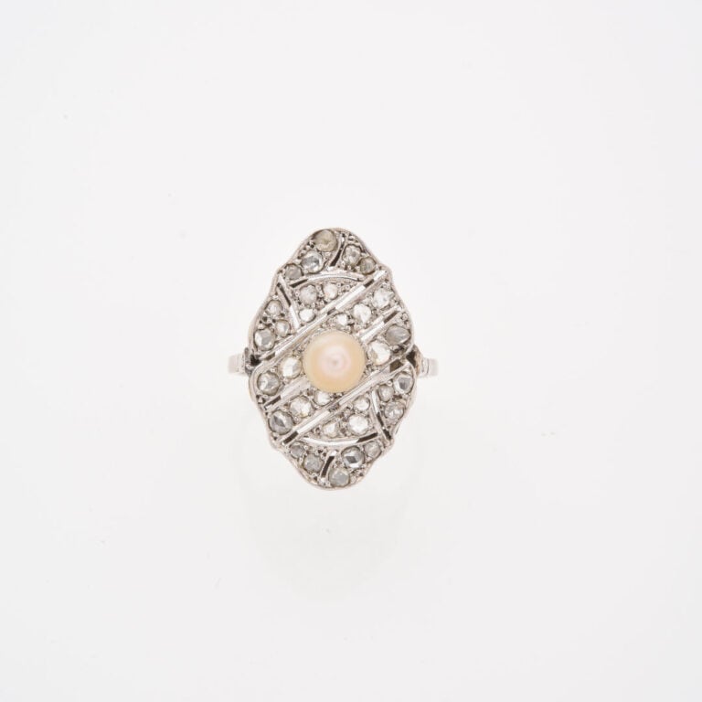 Bague en or gris (750), le plateau ovale à bord polylobé pavé de diamants taill…