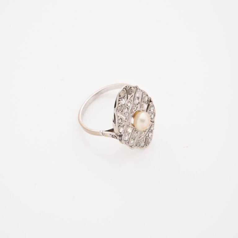 Bague en or gris (750), le plateau ovale à bord polylobé pavé de diamants taill…
