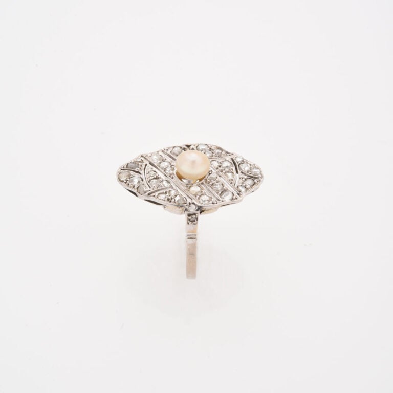 Bague en or gris (750), le plateau ovale à bord polylobé pavé de diamants taill…