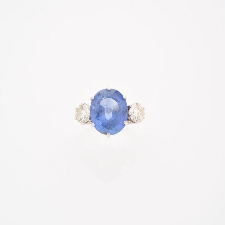 Bague en or gris (850) ornée d'un saphir du Sri Lanka de taille ovale facettée,…