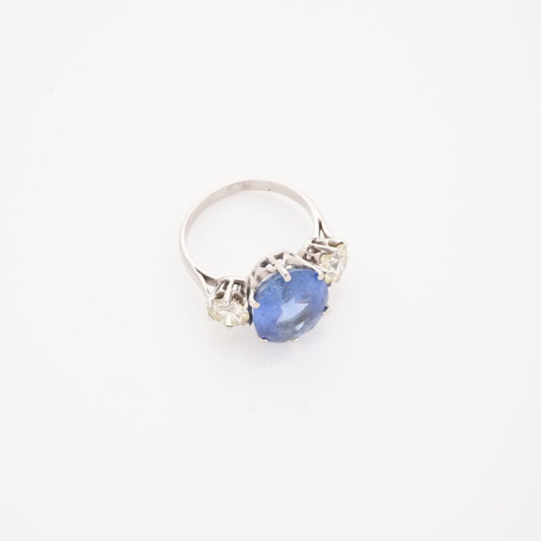 Bague en or gris (850) ornée d'un saphir du Sri Lanka de taille ovale facettée,…