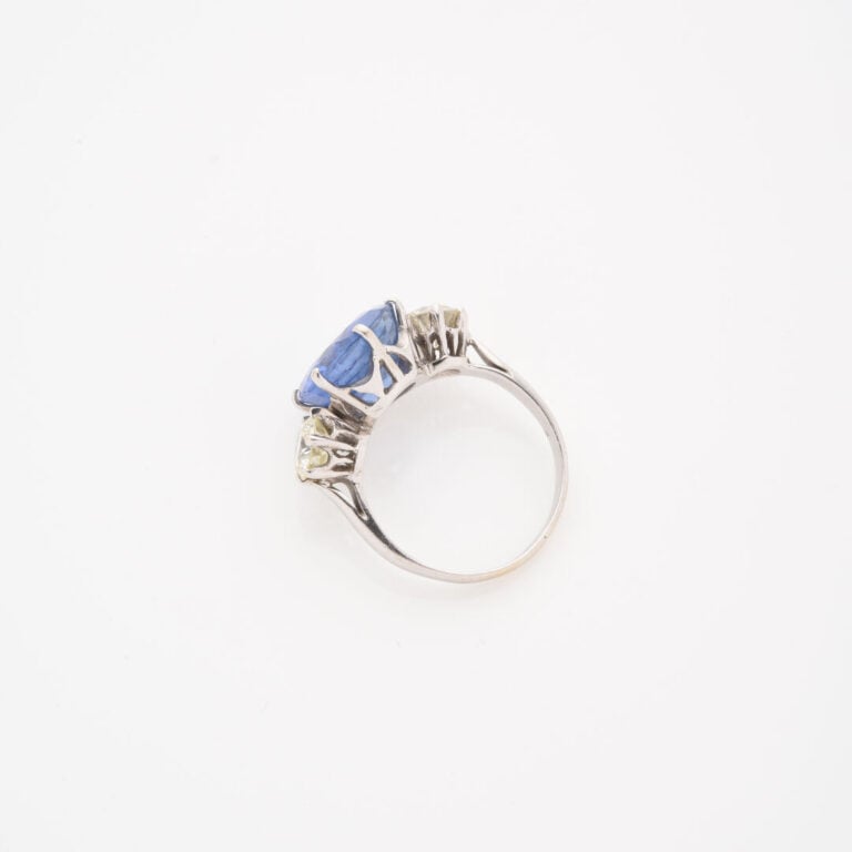Bague en or gris (850) ornée d'un saphir du Sri Lanka de taille ovale facettée,…