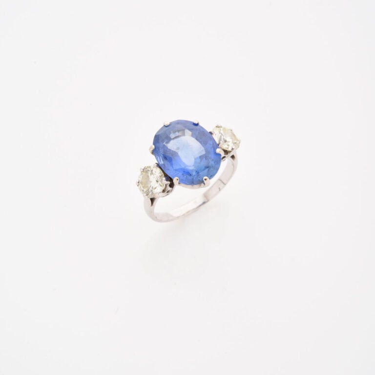 Bague en or gris (850) ornée d'un saphir du Sri Lanka de taille ovale facettée,…