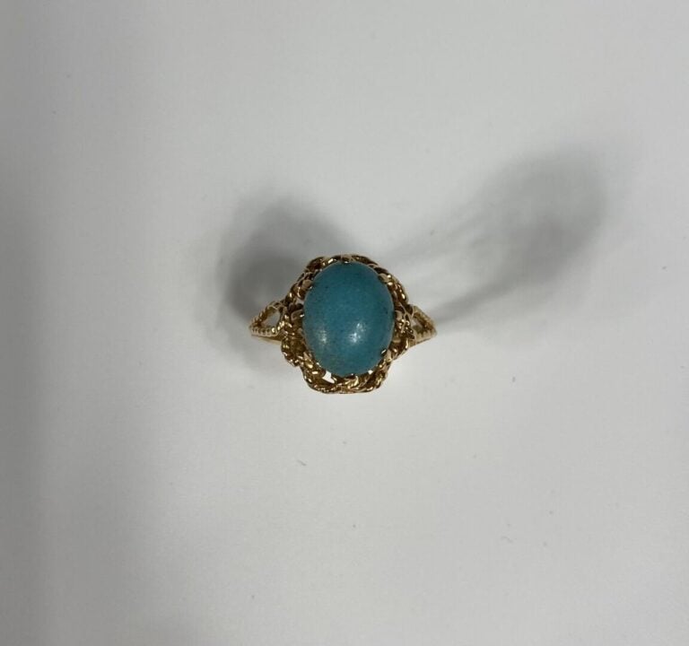 Bague en or jaune (585) texturé à monture ajourée ornée d'un cabochon de turquo…