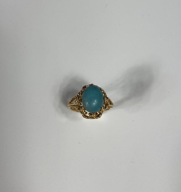 Bague en or jaune (585) texturé à monture ajourée ornée d'un cabochon de turquo…