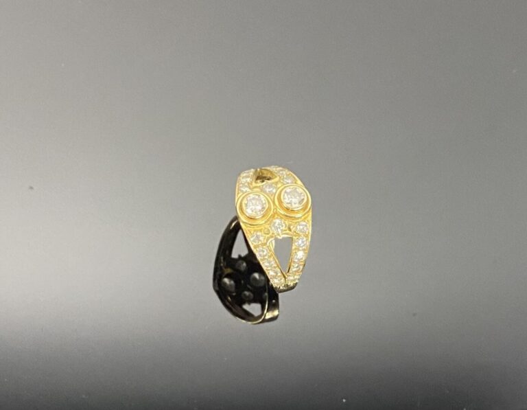 Bague en or jaune (750) à monture ajourée centrée de deux diamants taille brill…