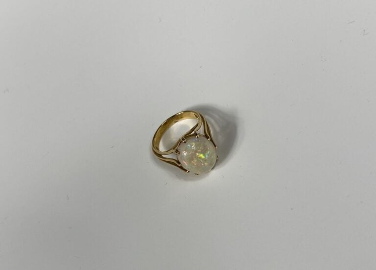 Bague en or jaune (750) à monture ajourée ornée d'un cabochon d'opale en serti…