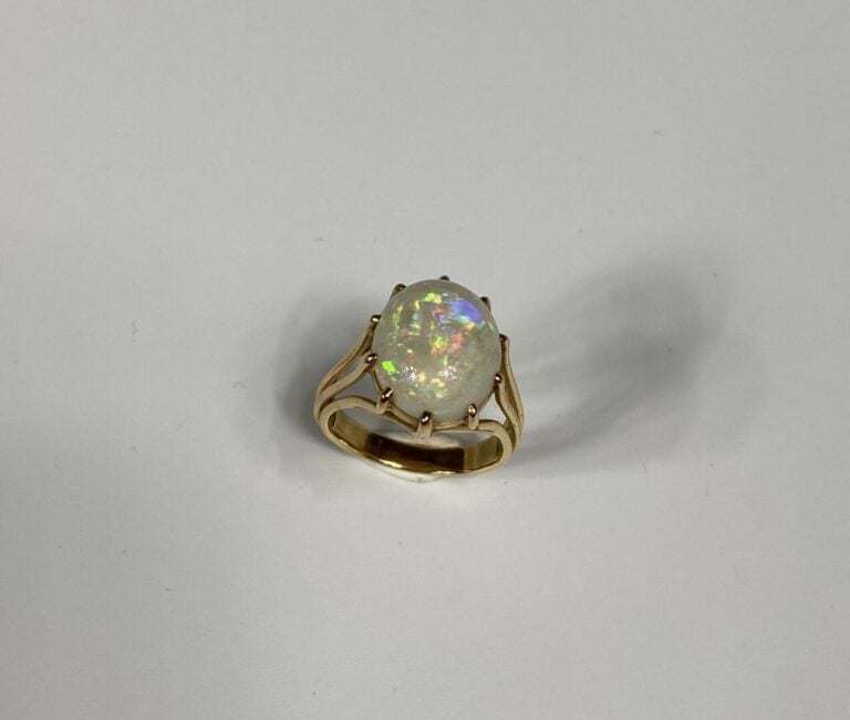 Bague en or jaune (750) à monture ajourée ornée d'un cabochon d'opale en serti…